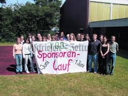 Stolz präsentierten gestern die Schüler des Übungsleiterkurses mit Sportlehrer Ludwig Hegemann (rechts) das Banner, mit dem sie für den Sponsorenlauf ...