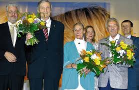 Ausgezeichnet mit der Ehrennadel des Arbeitskreises für Familienhilfe wurden Gerhard Wehr (2. v. links), Maria Kogge (3. v. links) und Friedrich Bühler (2. ...