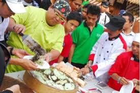 Giant bakpao: Celebrity chef Ragil Wibowo is cutting a big bakpao (steamed Chinese cake) to be distributed to visitors during the ASEAN Plus Culinary ... - Asean.img_assist_custom-510x340