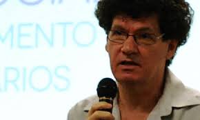 Professor Edvaldo Souza Couto durante o SIMSOCIAL 2012: Foto: Alexandre Galvão. “O que me interessa, na verdade, são as narrativas corporais feitas nas ... - edvaldosouzacouto1