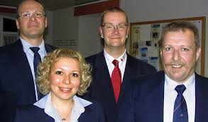 Julia Winkler und Hugo Kornmeier (vorn) wurden von Martin Kohlmann und Knut Nabbefeld für langjährige Mitgliedschaft geehrt. Foto: Ines Bode
