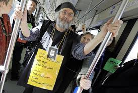 Martin Klauss (Mitte) vom Runden Tisch bei der Schwarzfahr-Demo fürs Sozialticket im Februar vergangenen Jahres. Foto: Rita Eggstein - 45359689