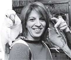 PHOTO ALAIN DION Nathalie S. Proulx entretient un lien presque maternel avec ses perroquets. - getimage