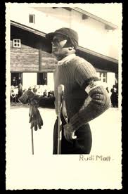Foto Ak Ski, Weltmeister Rudi Matt mit Skiern, Hütte | akpool.