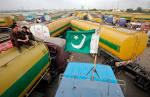 Pakistan to let trucks roll into Afghanistan after Clinton.