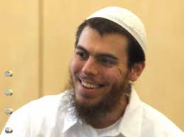 Der Angeklagte Daniel Schneider lacht im Gerichtssaal. Nach wenigen Minuten weigert sich der Angeklagte Adem Yilmaz (30), für die Vereidigung der ... - 834348663-terror-prozess-sauerland-gruppe-2c09