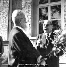 Übergabe am 15.10.1949. Schlüsselübergabe am 15.10.1945 durch Wilhelm Sperhake (ehemaliger Bürgermeister) an. Schulleiter Georg Hojenski (links).
