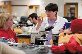 Lab lecturer Patricia Sharp helps students who are using microscopes to identify a variety of bug and parasite samples during a veterinary parasitology ... - VetMed_lab_Sharp09_4137