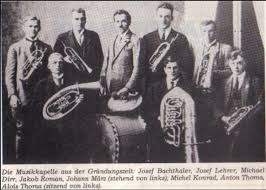 Letzterer und Xaver Konrad (Müller) stifteten die große Trommel, die Michael Dirr schlug. Bei stürmischem Wetter holten Roman Jakob und Konrad Michel das ...