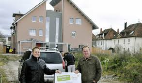 Matthias Kern und Holger Bollwerk stellen das Projekt vor. Foto: Derg. EMMENDINGEN (derg). Hochbetrieb herrschte am Samstag auf dem künftigen Baugelände an ...