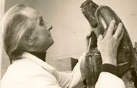 Erich Elsner im Atelier mit dem Modell seiner großen Bronzeplastik ...