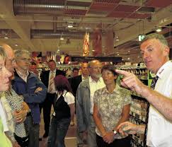 Kundenforum zum Thema Bio: Familia-Center-Leiter Rudolf Kohlbrenner (rechts) mit den Forumsgästen im Waldshuter Familia-Markt. Foto: Herbst. WALDSHUT. - 5262560