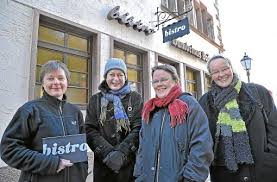 ... empfehlen es als ideales Geschenk für alle Bistro-Fans: Anja Meyer, Christina Nack und die Schwestern Beate und Ruth Holtzhauer (von links).Foto: Hahne