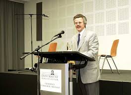 Dr. Hans-Günter Heimbrock eröffnet die Veranstaltung