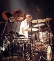 http://www.drummerworld.com/pics/drum/dpa8/RogerTaylor4.jpg