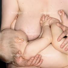 母子 裸|裸の母親とベッドの上の赤ちゃん。母子の健康。の写真素材・画像 ...