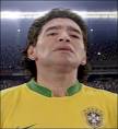 Ele olha para o banco e nota que o seu técnico é o italiano Enzo Bearzot.