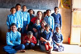 Esther Leist und Markus Schraermeyer (Mitte) gemeinsam mit den Kindern der einzigen so genannte Taub-Stummen-Schulklasse der nepalesischen Provinz Darding