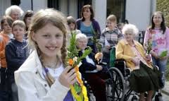 Von Tonia Sorrentino. Selbst gebastelte Sträuße übergaben Kinder der Gemeinde St. Josef an Bewohner am Quell.