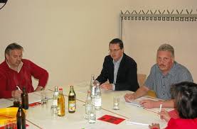 Das Bild zeigt von links: den stellvertretenden Ortsvorsteher Erich Riedinger, Hauptamtsleiter Michael Schäfer und Ortsvorsteher Christian Heinzelmann.