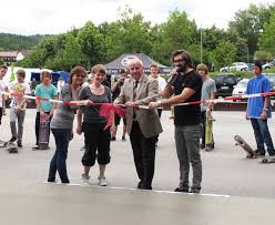 Ohne die 4 hätte es die neuen Rampen so schnell nicht gegeben: Iris Kirchschlager (Jugendpflegerin), Doris Brandl (Streetworkerin), Bürgermeister Böhringer ...