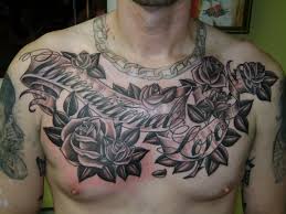 Do you think a tattoo is one of the best accessories that any man can have? Probably not going to shine like a ring or a necklace and can not be changed every day as your collection of tapes or baseball caps. But in addition to radiate strength and masculinity, but also represents who you are and what you believe if a tattoo on the chest of men can be an impressive accessory, therefore, symbols or drawings in ink on your body definitely be with your character.