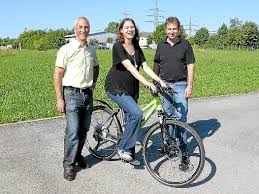 Bürgermeister Anton Müller (links) und Pro Activ-Geschäftsführer Jörg Sättele sowie Susanne Karle auf dem E-Bike. Foto: WesthauserFoto: Schwarzwälder-Bote