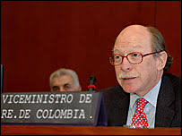 Camilo Reyes, viceministro de Relaciones Exteriores de Colombia. Foto: Juan Manuel Herrera,. Reyes dijo que se trata de una &quot;decisión soberana&quot; de Colombia. - _42432131_oea203a