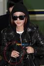 After arriving in Korea on the night of March 12th, 2NE1′s Dara met with ... - 20110312_2ne1_midnight_4_