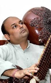 Posture sans posturing Rudra veena player Ali Zaki Haider Photo: Shanker ... - 08ndfrAliZakiHaider_694126e