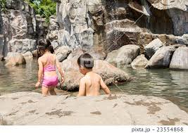 娘　川遊び　はだか|子供 水遊び 女の子 裸 楽しいの写真素材 - PIXTA