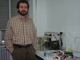 El profesor Santiago Villaverde en el laboratorio de Microbiología ... - 2495