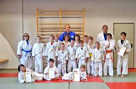 Mit ihrem Trainer und Prüfer Ralf Robert sowie den Trainern und Assistenten Sonja Schaier und Michael Hodler stellten sich die Judoka des Clubs Kodokan nach ...