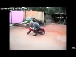 pengendara sepeda motor gagal beraksi (lucu banget) - YouTube