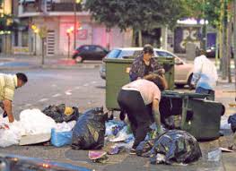 Buscanddo comida en los contenedores de basura