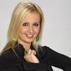 Gombos Edina tehenet fejt,