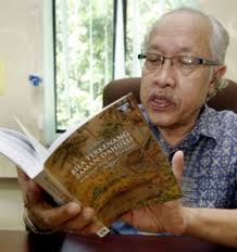 National laureate Muhammad Haji Salleh will launch his latest book, Bila Terkenang Zaman Dahulu, which celebrates traditional poetry. - f_08Muhammad