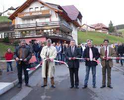 ... des Verwaltungsverbandes und Baudirektor Peter Spiegelhalter vom Regierungspräsidium Freiburg (von links) übergaben die sanierte Finsterbachbrücke.