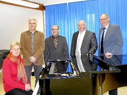 ... über ein zusätzliches Instrument verfügen (von links): Margrit Nürnberger (Vorsitzende des Fördervereins), Harry Jenter (Leiter des Amts für Familie, ...