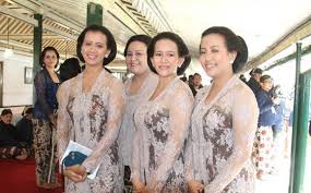 COM, YOGYA - Putri-putri kraton Yogya khusus memesan busana kebaya pada desainer untuk dikenakan pada prosesi pernikahan agung GKR ... - Putri-Sultan-Hamengkubuwono