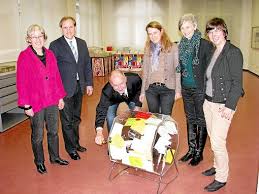 Die Lostrommel dreht sich: Veronika Mertens von der Galerie Albstadt (von links), Oberbürgermeister Jürgen Gneveckow, Rolf Schumacher und Bettina Zundel, ...