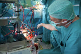 oben: Michael Steiner erklärt den Aufbau der Herz-Lungen-Maschine (HLM), unten: Uwe Schönrock (Kardiotechniker) während einer OP an der HLM