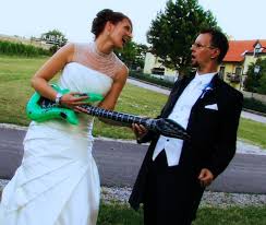 Marryoke Trouwfilm Couple Guitar