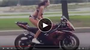 Lihat Aksi Ekstrim Wanita Berpakaian Seksi Pakai Motor Gede ...