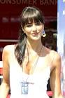 Beautiful young women public - via Daymix