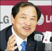 Lee Sang-chul, CEO of LG Telecom, speaks to reporters in a news conference ... - 100615_p10_LG