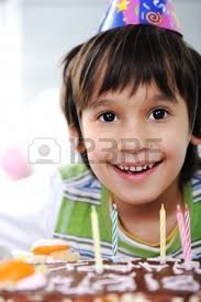 Ragazzi con candeline sulla torta, festa di compleanno felice Archivio Fotografico - 10316826. Ragazzi con candeline sulla torta, festa di compleanno felice - 10316826-ragazzi-con-candeline-sulla-torta-festa-di-compleanno-felice