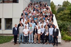 Links unten: Georg Remmers, Leiter Personalentwicklung Heraeus; rechts unten: Wolfgang Flechtker, Leiter der Ausbildung Heraeus