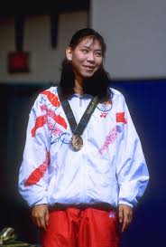 Susy Susanti Atlanta, Georgia State University, 1 August 1996, Games of the XXVI Olympiad: medal ceremony for the badminton women\u0026#39;s singles: Susi SUSANTI ... - 001aa018ff9c0812370b0c
