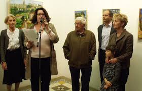 Dominique Ducasse (au micro) présente les artistes. Joseph Mulé (1er adjoint) et Danièle Cayol (conseillère municipale) à droite sur la photo participaient ... - le-brusc-la-provence-a-l-honneur-a-la-maison-du-patrimoine-100994